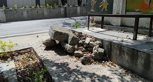 धर्मशाला के पशुपालन विभाग कार्यालय के पास समता स्थल पार्क के पेड़ काटने से टूटा शैड और रखे पेड़