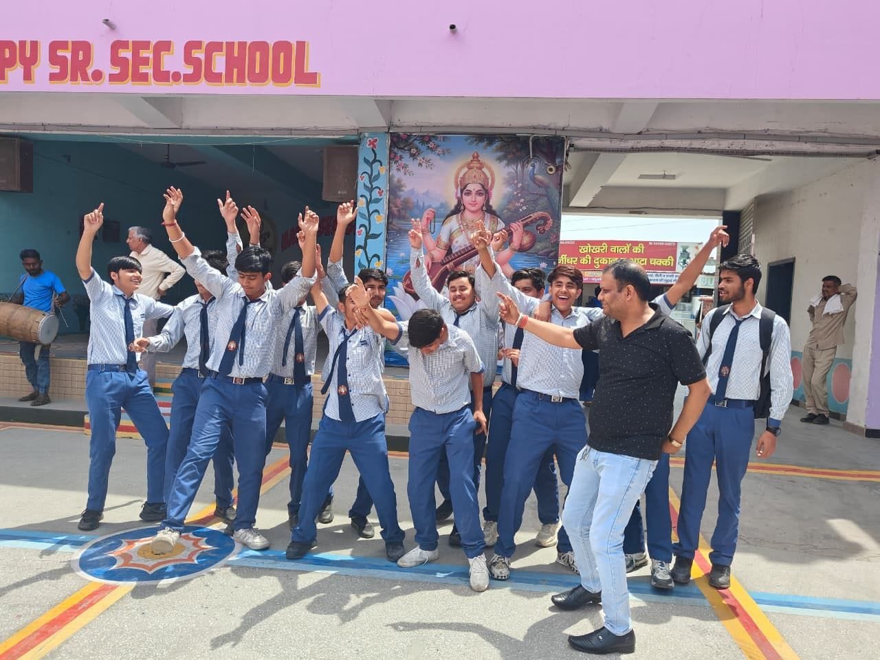16जेएनडी26: हैप्पी सीनियर सेकेंडरी स्कूल में खुशी में नाचती हुई छात्राएं। स्रोत संस्थान