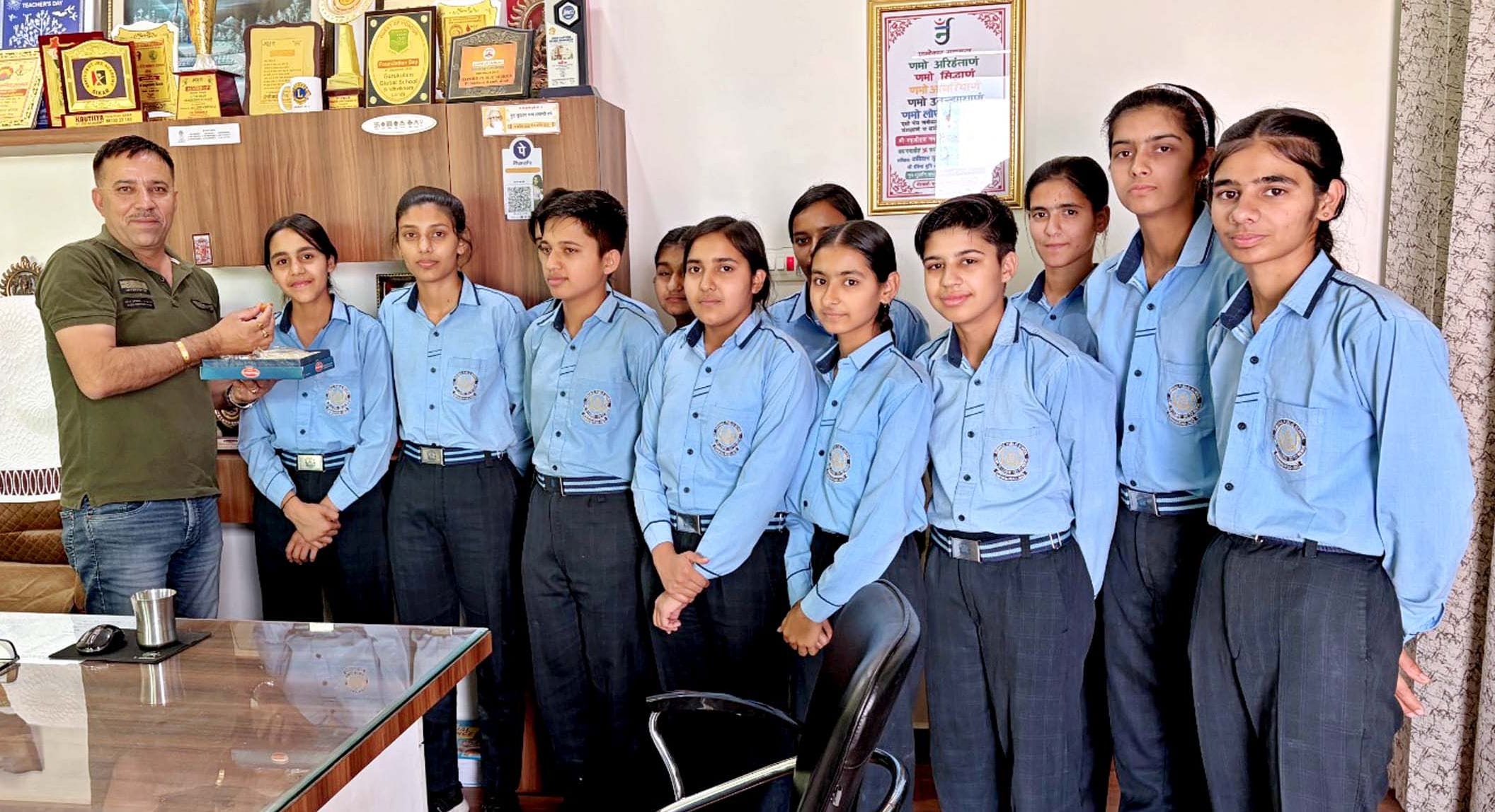 16जेएनडी26: हैप्पी सीनियर सेकेंडरी स्कूल में खुशी में नाचती हुई छात्राएं। स्रोत संस्थान
