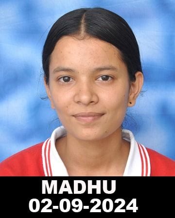 16जेएनडी33: परीक्षा में अच्छे अंक आने की खुशी में अपने पापा को मिठाई खिलाते हुए अक्षिता। संवा 16जेएनडी33: परीक्षा में अच्छे अंक आने की खुशी में अपने पापा को मिठाई खिलाते हुए अक्षिता। संवा