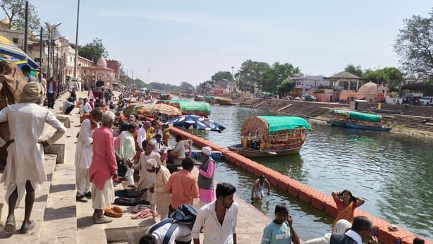 17 सीकेटीपी-10-मत्तगजेंद्र नाथ मंदिर में पूजा अर्चना करते श्रद्धालु। संवाद 17 सीकेटीपी-10-मत्तगजेंद्र नाथ मंदिर में पूजा अर्चना करते श्रद्धालु। संवाद