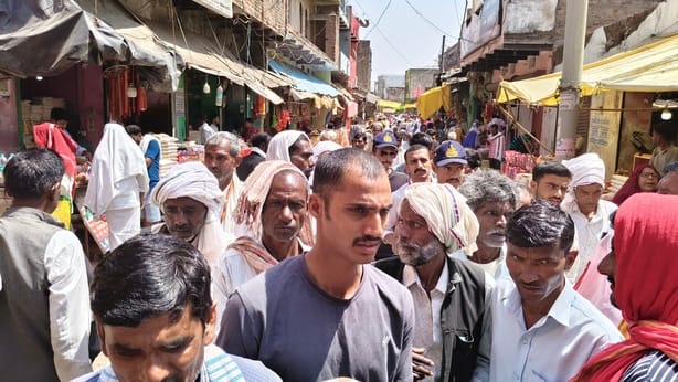 17 सीकेटीपी-10-मत्तगजेंद्र नाथ मंदिर में पूजा अर्चना करते श्रद्धालु। संवाद 17 सीकेटीपी-10-मत्तगजेंद्र नाथ मंदिर में पूजा अर्चना करते श्रद्धालु। संवाद
