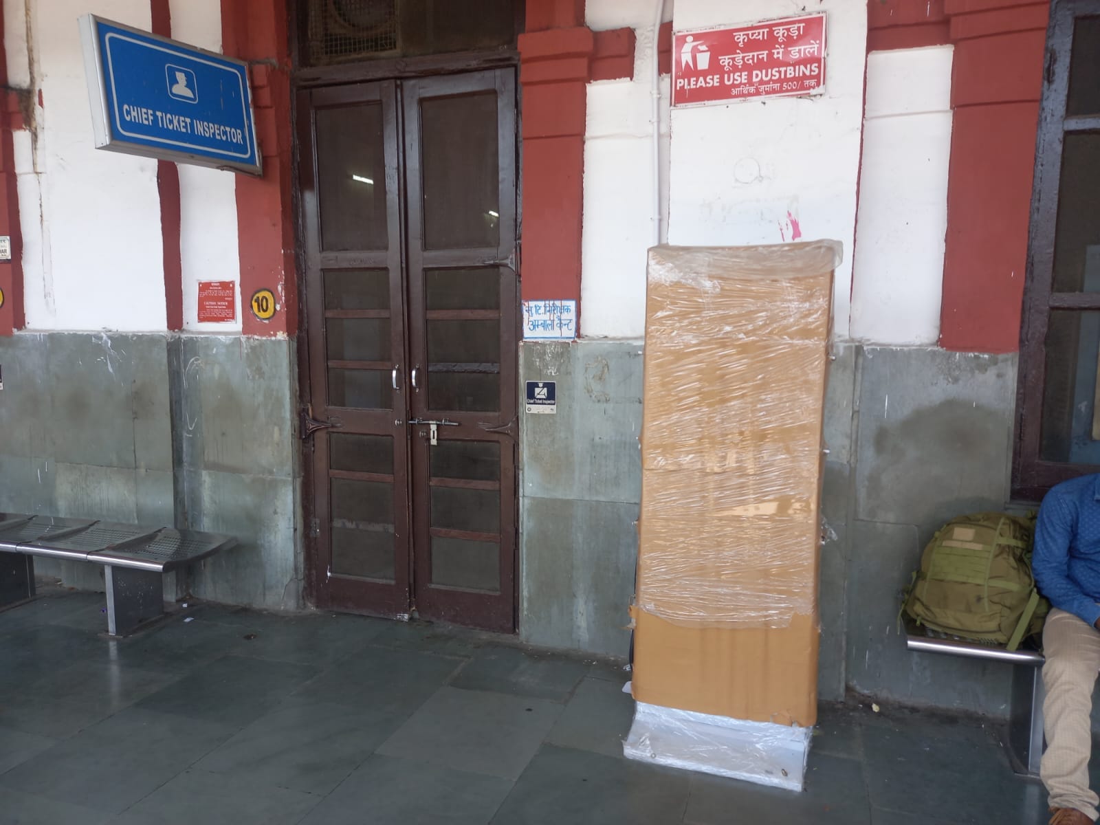 अंबाला कैंट रेलवे स्टेशन पर लग रहे मोबाइल चार्जिंग कियोस्क के प्वाइंट्स। संवाद अंबाला कैंट रेलवे स्टेशन पर लग रहे मोबाइल चार्जिंग कियोस्क के प्वाइंट्स। संवाद