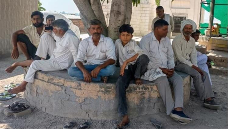 बिडौली करनाल के बोर्डर पर खड़ी गेंहू से भरी ट्रैक्टर ट्रॉली । संवाद बिडौली करनाल के बोर्डर पर खड़ी गेंहू से भरी ट्रैक्टर ट्रॉली । संवाद