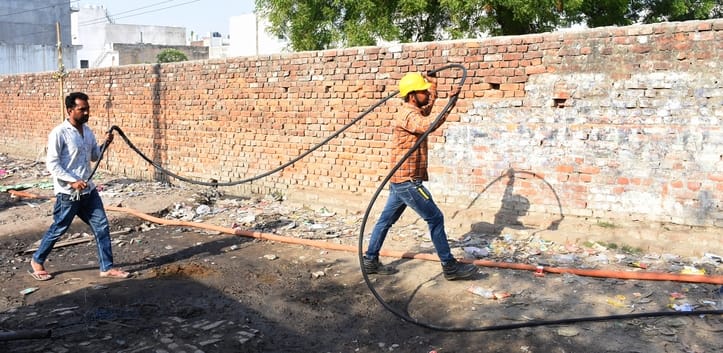 बृहस्पतिवार को अग्निकांड स्थल से बिजली के तार व मीटर हटाते कर्मचारी। बृहस्पतिवार को अग्निकांड स्थल से बिजली के तार व मीटर हटाते कर्मचारी।