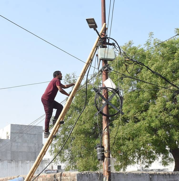 बृहस्पतिवार को अग्निकांड स्थल से बिजली के तार व मीटर हटाते कर्मचारी। बृहस्पतिवार को अग्निकांड स्थल से बिजली के तार व मीटर हटाते कर्मचारी।