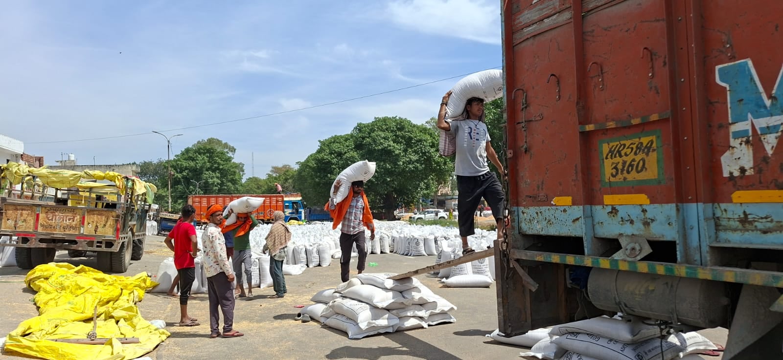 छछरौली अनाज मंडी में जायजा लेते अंबाला मंडल आयुक्त संजीव वर्मा, डीसी व अन्य अधिकारी। डीआईपीआरओ