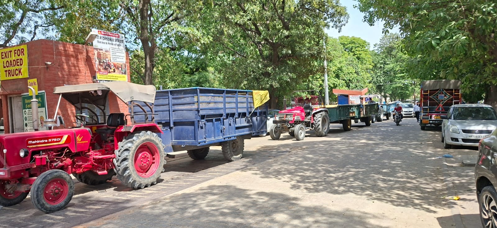 छछरौली अनाज मंडी में जायजा लेते अंबाला मंडल आयुक्त संजीव वर्मा, डीसी व अन्य अधिकारी। डीआईपीआरओ