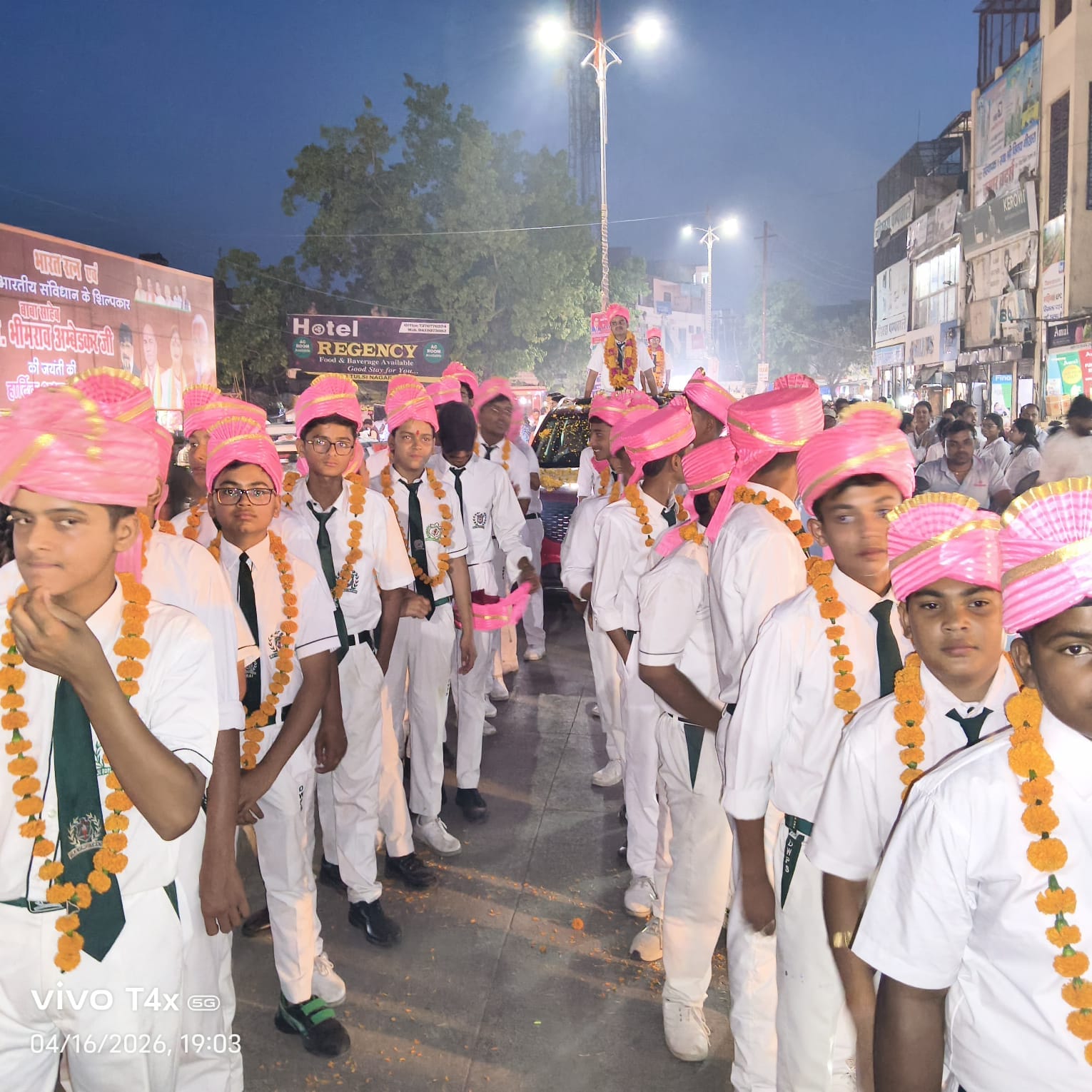 फोटो - 32 मेधावियों के साथ खड़े शिक्षक व विद्यालय परिवार के सदस्य। संवाद