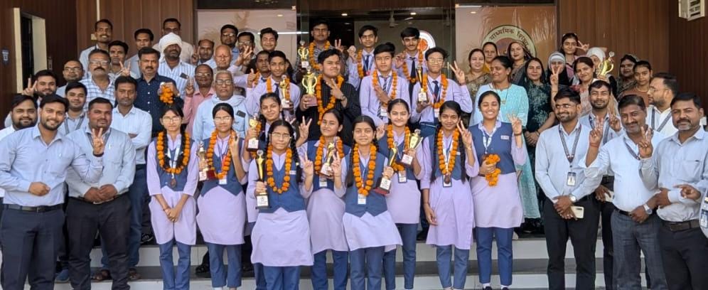 फोटो - 32 मेधावियों के साथ खड़े शिक्षक व विद्यालय परिवार के सदस्य। संवाद