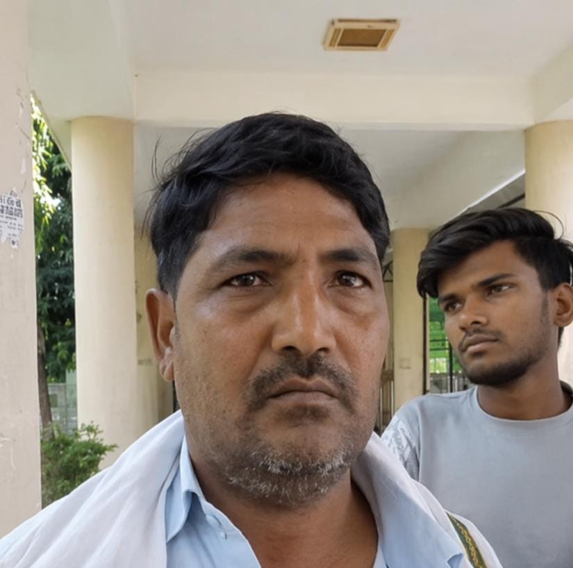 फोटो- 39 मेडिकल काॅलेज की इमर्जेंसी वार्ड के गेट पर ताला जड़ बाहर बैठकर प्रदर्शन करते डॉक्टर। स फोटो- 39 मेडिकल काॅलेज की इमर्जेंसी वार्ड के गेट पर ताला जड़ बाहर बैठकर प्रदर्शन करते डॉक्टर। स