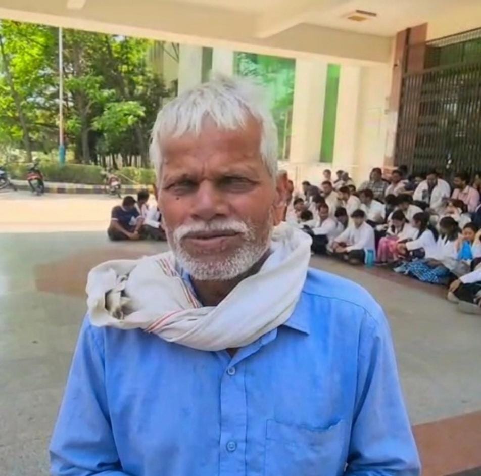 फोटो- 39 मेडिकल काॅलेज की इमर्जेंसी वार्ड के गेट पर ताला जड़ बाहर बैठकर प्रदर्शन करते डॉक्टर। स फोटो- 39 मेडिकल काॅलेज की इमर्जेंसी वार्ड के गेट पर ताला जड़ बाहर बैठकर प्रदर्शन करते डॉक्टर। स