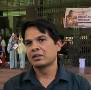 फोटो- 39 मेडिकल काॅलेज की इमर्जेंसी वार्ड के गेट पर ताला जड़ बाहर बैठकर प्रदर्शन करते डॉक्टर। स फोटो- 39 मेडिकल काॅलेज की इमर्जेंसी वार्ड के गेट पर ताला जड़ बाहर बैठकर प्रदर्शन करते डॉक्टर। स