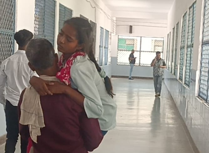 फोटो-7 लोहिया अस्पताल की इमरजेंसी वार्ड में बेड पर लेटे दो-दो मरीज। संवाद