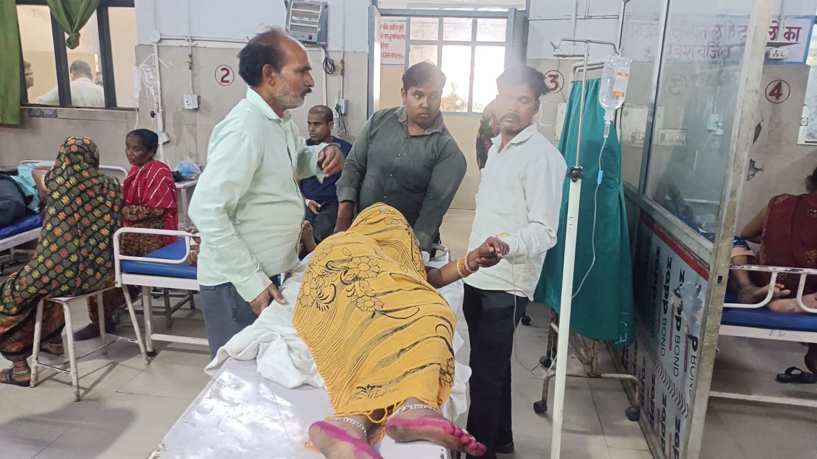 फोटो-7 लोहिया अस्पताल की इमरजेंसी वार्ड में बेड पर लेटे दो-दो मरीज। संवाद