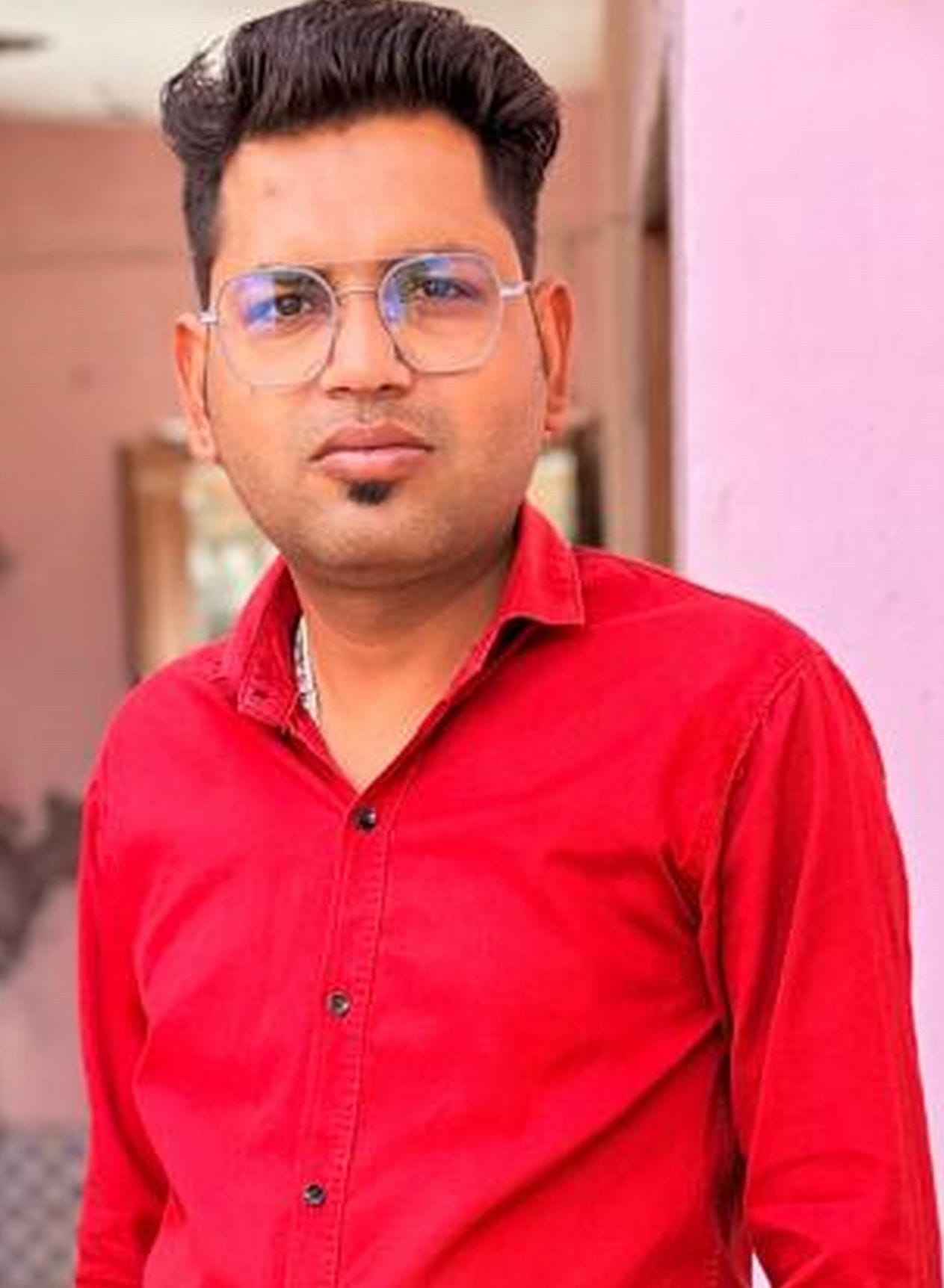 फोटो संख्या:55- सदर थाने में खड़े  खड़े मृतक के परिजन व ग्रामीण--संवाद
