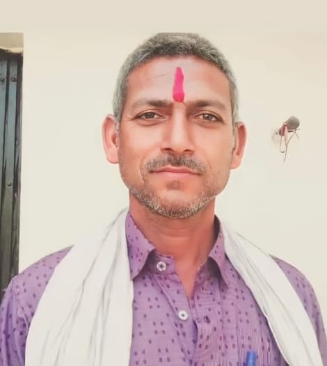 ग्रामीण की हत्या के बाद गमगीन परिजन।