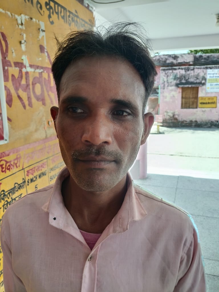 गांव की गलियों में घूमते आवारा कुत्ते संवाद