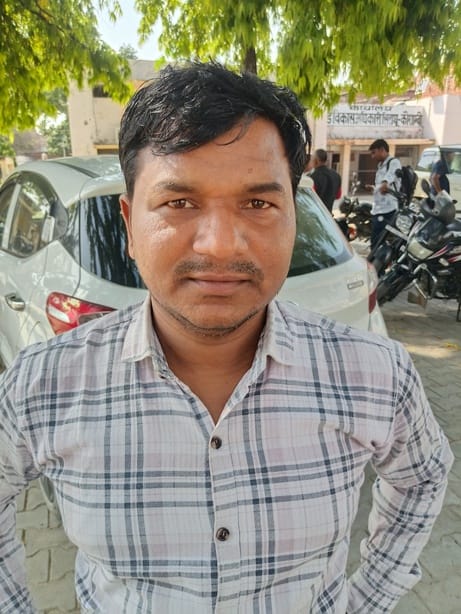 गांव की गलियों में घूमते आवारा कुत्ते संवाद