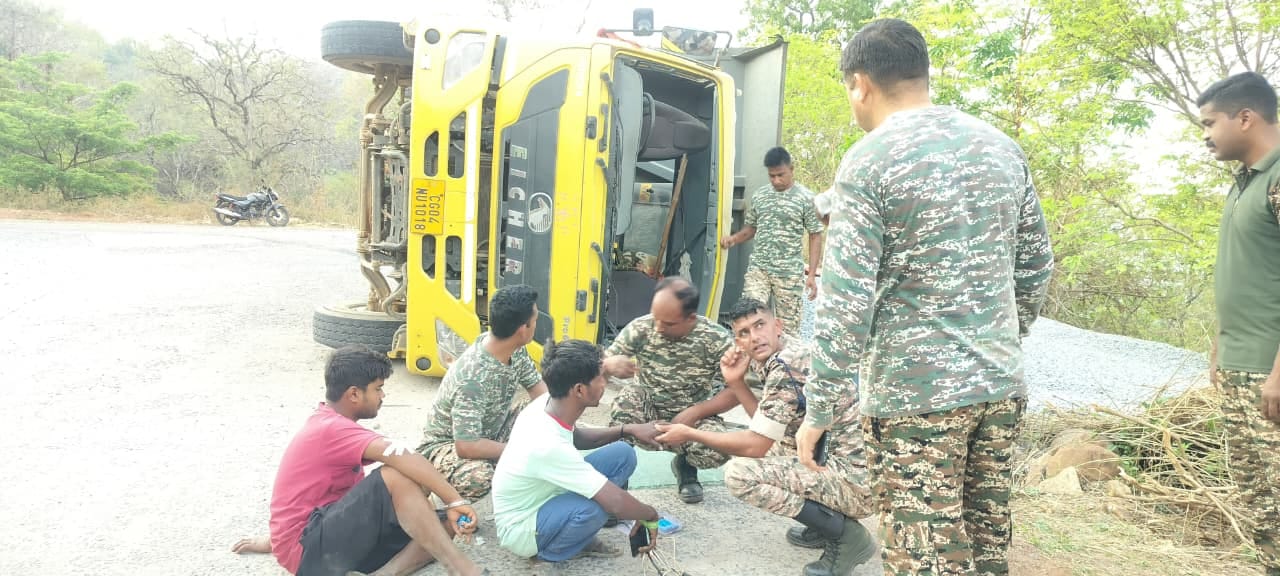 घायलों का उपचार करते सीआरपीएफ जवान