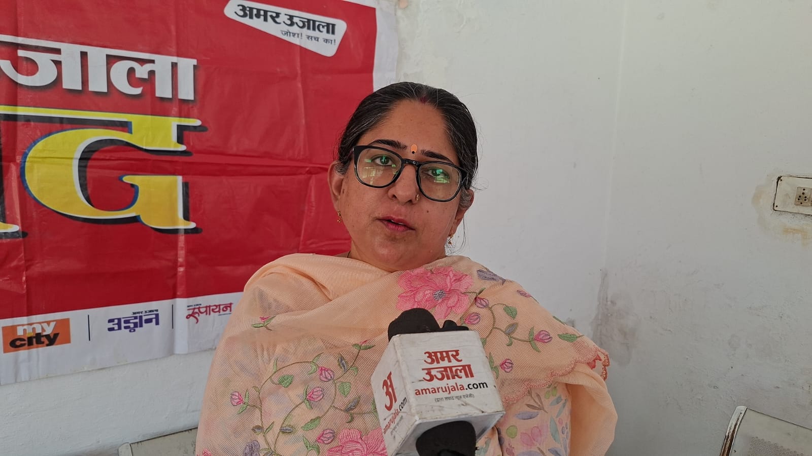 हिंदू कन्या महाविद्यालय में संवाद कार्यक्रम के दौरान चर्चा करतीं प्राध्यापिकाएं और छात्राएं। सं हिंदू कन्या महाविद्यालय में संवाद कार्यक्रम के दौरान चर्चा करतीं प्राध्यापिकाएं और छात्राएं। सं