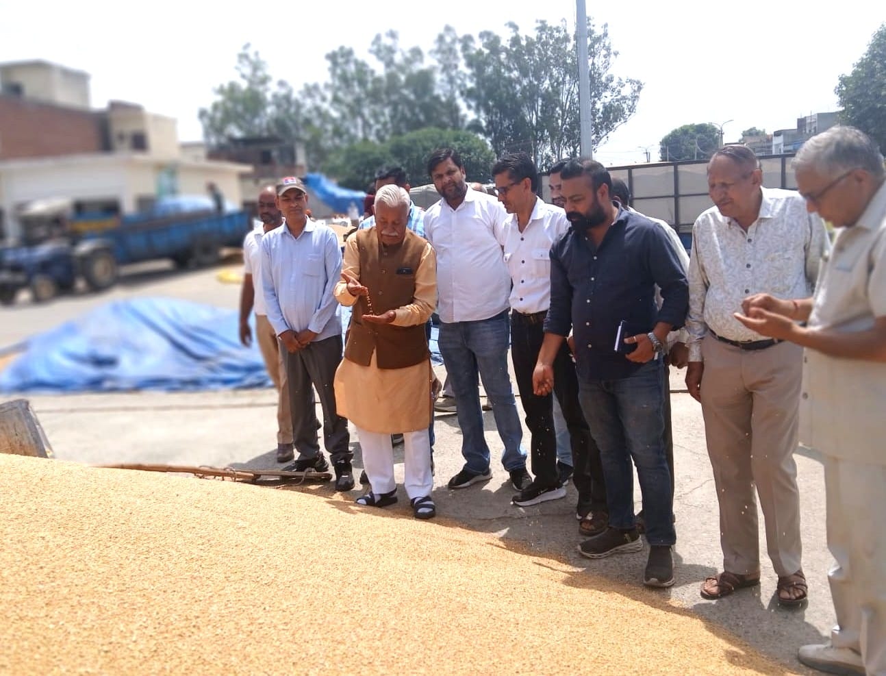 जगाधरी अनाज मंडी का औचक निरीक्षण करते विधायक व मौजूद मंडी अधिकारी। संवाद