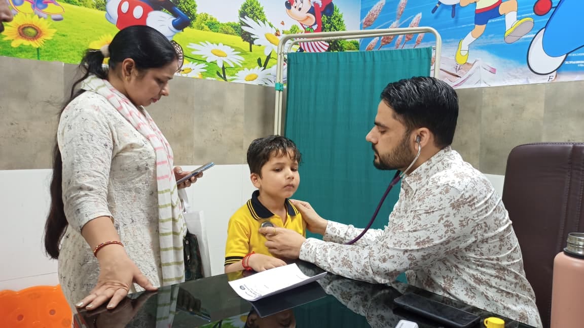 जिला नागरिक अस्पताल में बच्चों की जांच करते डॉ. हरिंद्र संधू। संवाद