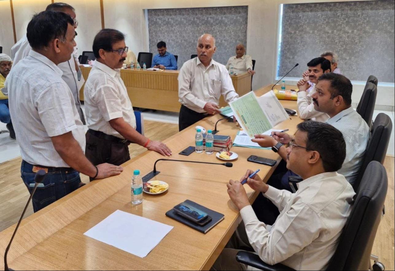 जनता दरबार में फरियाद सुनते एलडीए अफसर। जनता दरबार में फरियाद सुनते एलडीए अफसर।