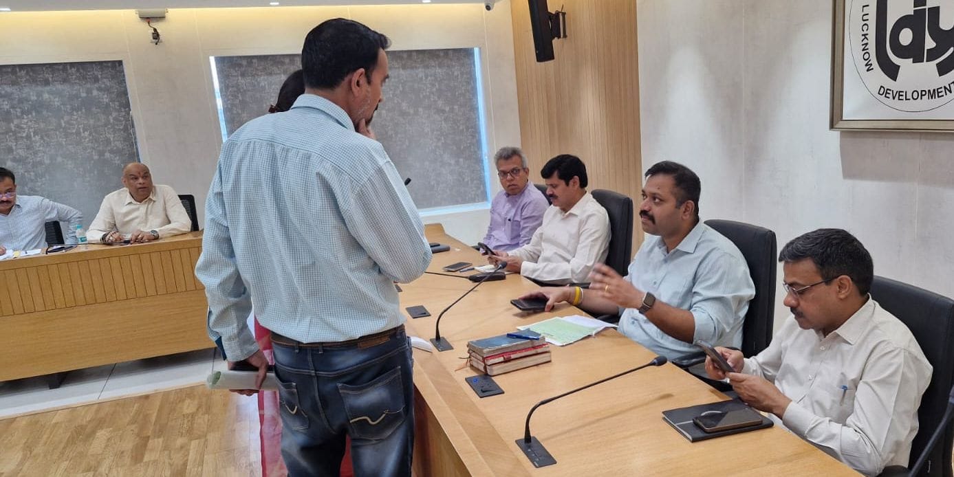 जनता दरबार में फरियाद सुनते एलडीए अफसर। जनता दरबार में फरियाद सुनते एलडीए अफसर।