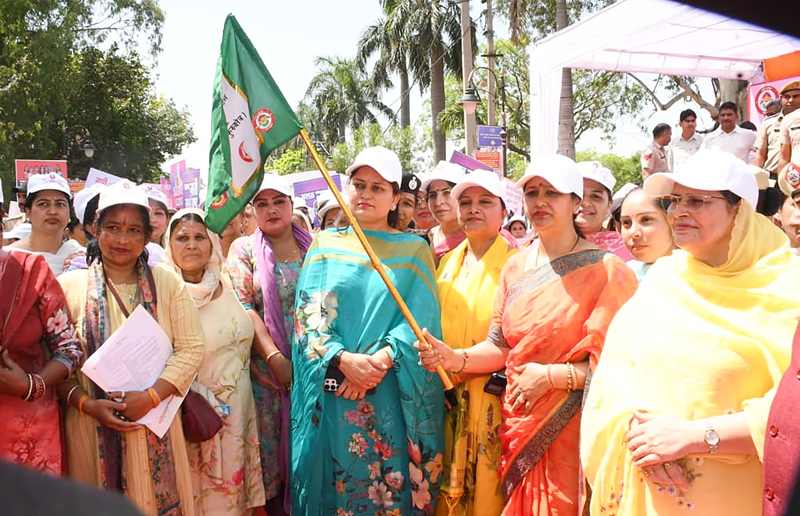 कुरुक्षेत्र। नारी शक्ति वंदन पदयात्रा कार्यक्रम में हस्ताक्षर करती राज्य बाल कल्याण परिषद उपाध् कुरुक्षेत्र। नारी शक्ति वंदन पदयात्रा कार्यक्रम में हस्ताक्षर करती राज्य बाल कल्याण परिषद उपाध्