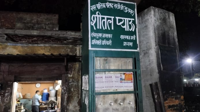 कड़ी धूप के बीच किनौनी गांव में गेहू की कटाई रते किसान : संवाद