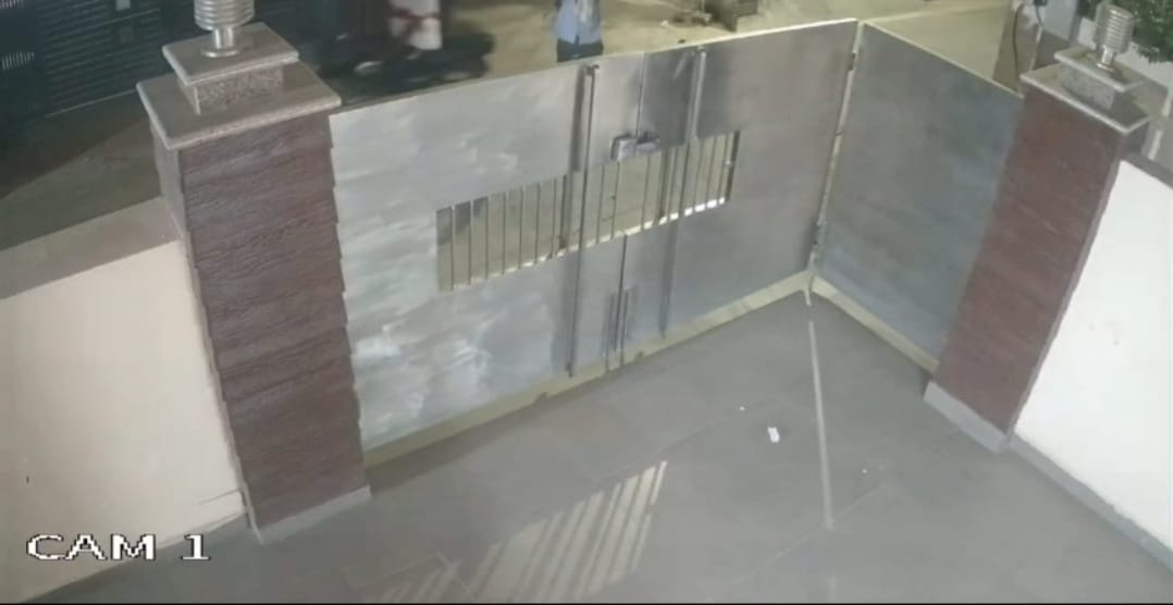 लाडवा। मकान के अंदर फायरिंग से पहले फेंकी गई पर्ची। सीसीटीवी