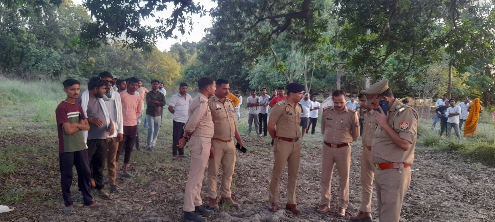 मौके पर जांच करती पुलिस।