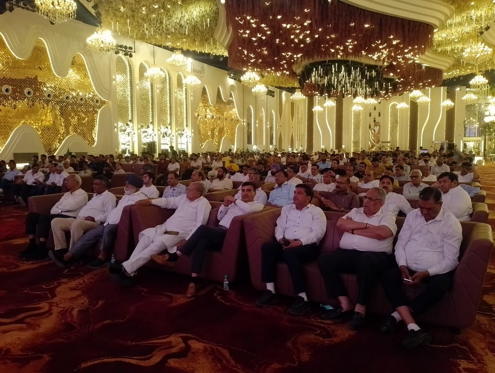 मंत्री महिपाल ढांडा को अपनी मांगों के लिए ज्ञापन सौंपते प्रधान नितिन अरोड़ा। संवाद