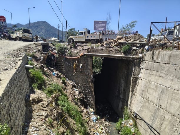 नगर निगम सोलन के वार्ड 2 में बने नाले में पड़ी गंदगी। संवाद