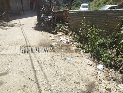 नगर निगम सोलन के वार्ड 2 में बने नाले में पड़ी गंदगी। संवाद