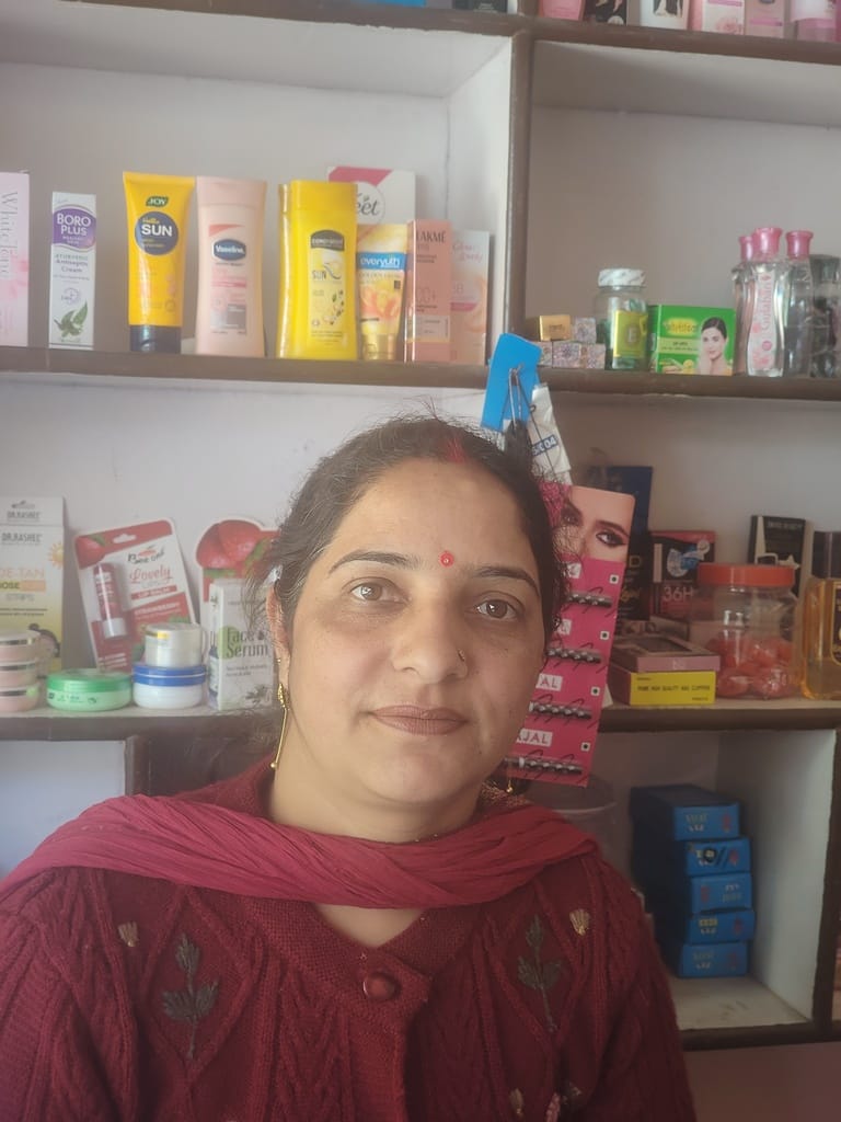 नगर निगम सोलन के वार्ड 2 में बने नाले में पड़ी गंदगी। संवाद