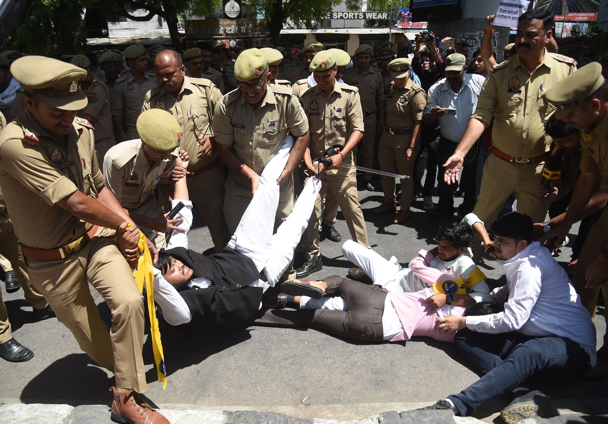 निजी स्कूलों के खिलाफ आप का प्रदर्शन