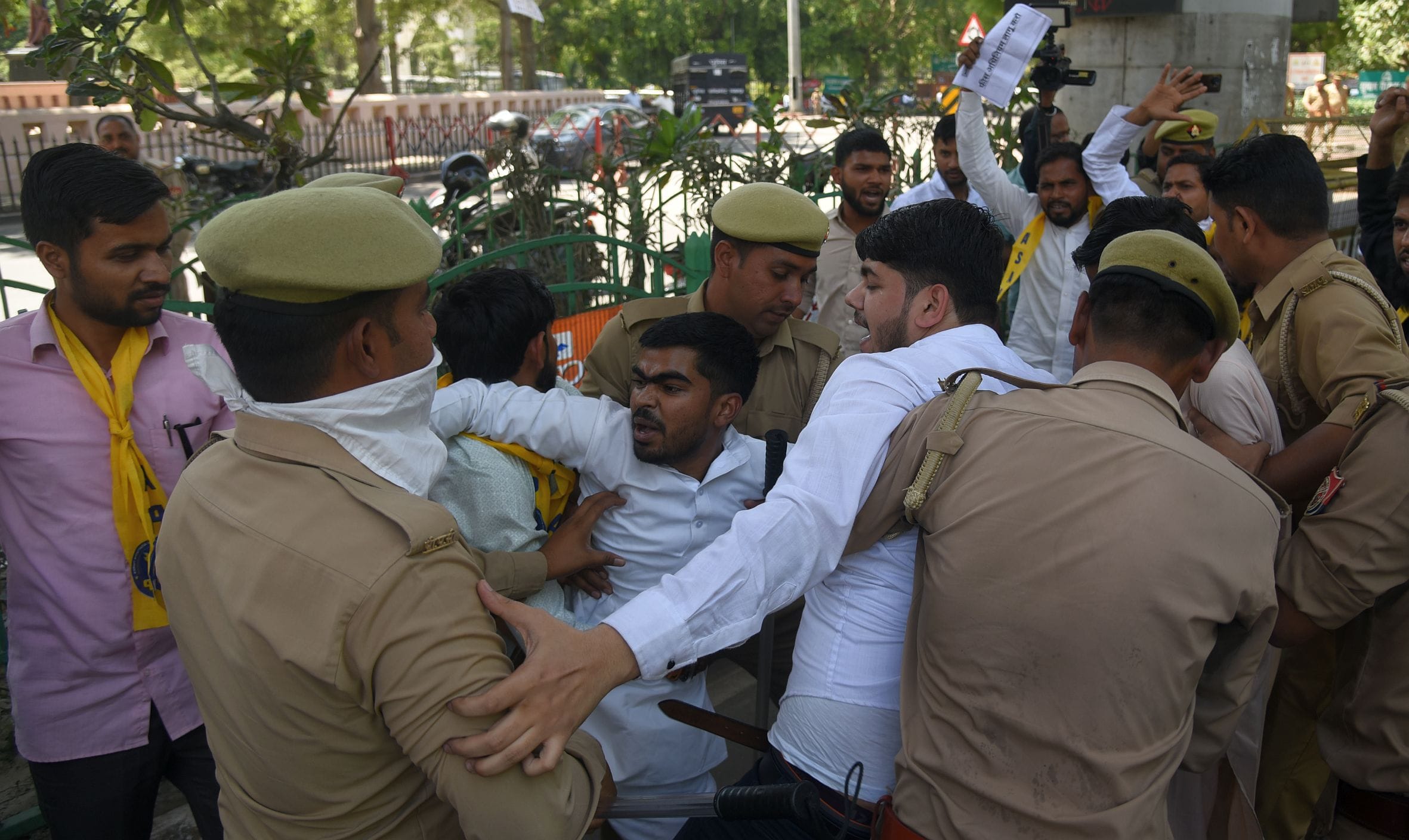 निजी स्कूलों के खिलाफ आप का प्रदर्शन