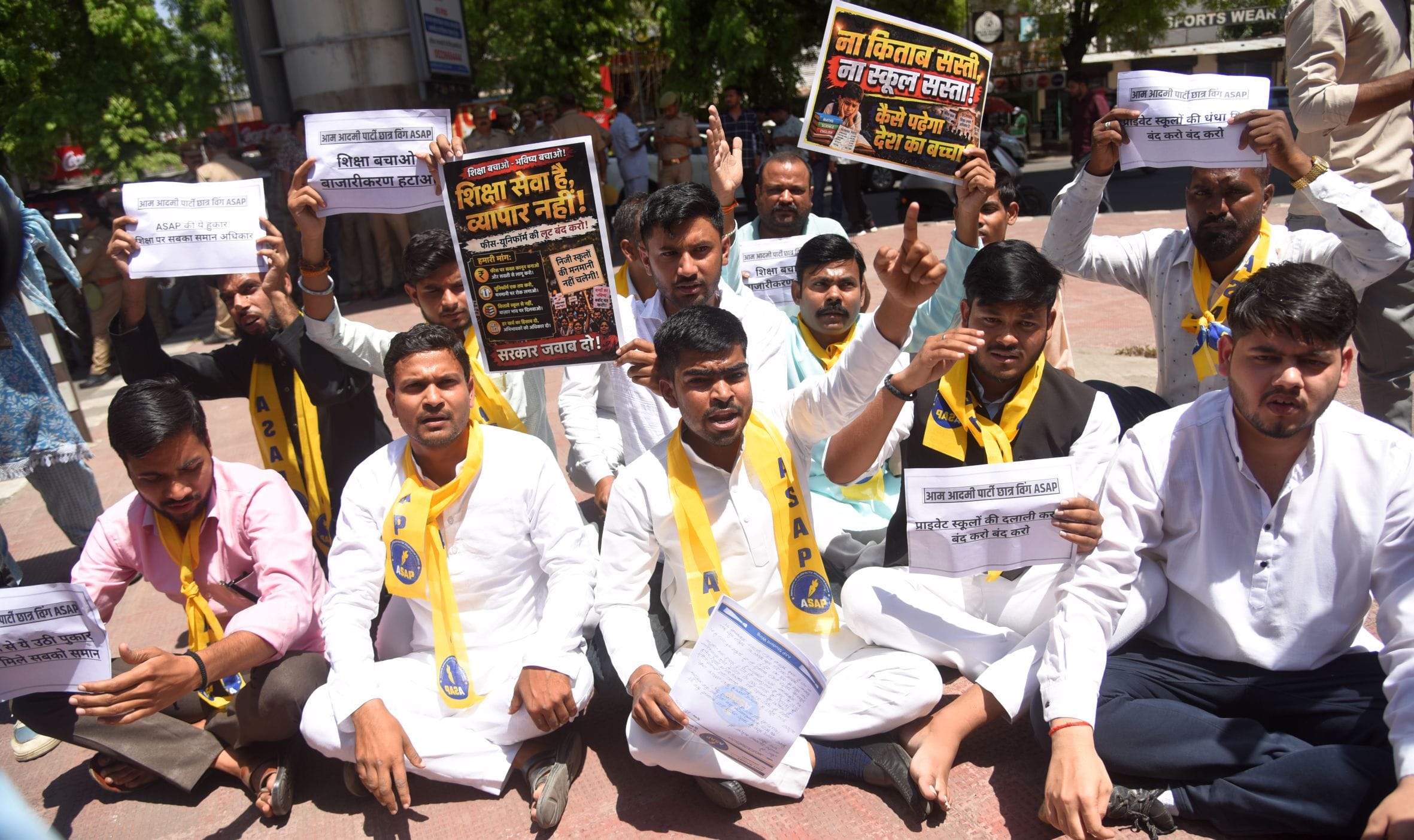 निजी स्कूलों के खिलाफ आप का प्रदर्शन