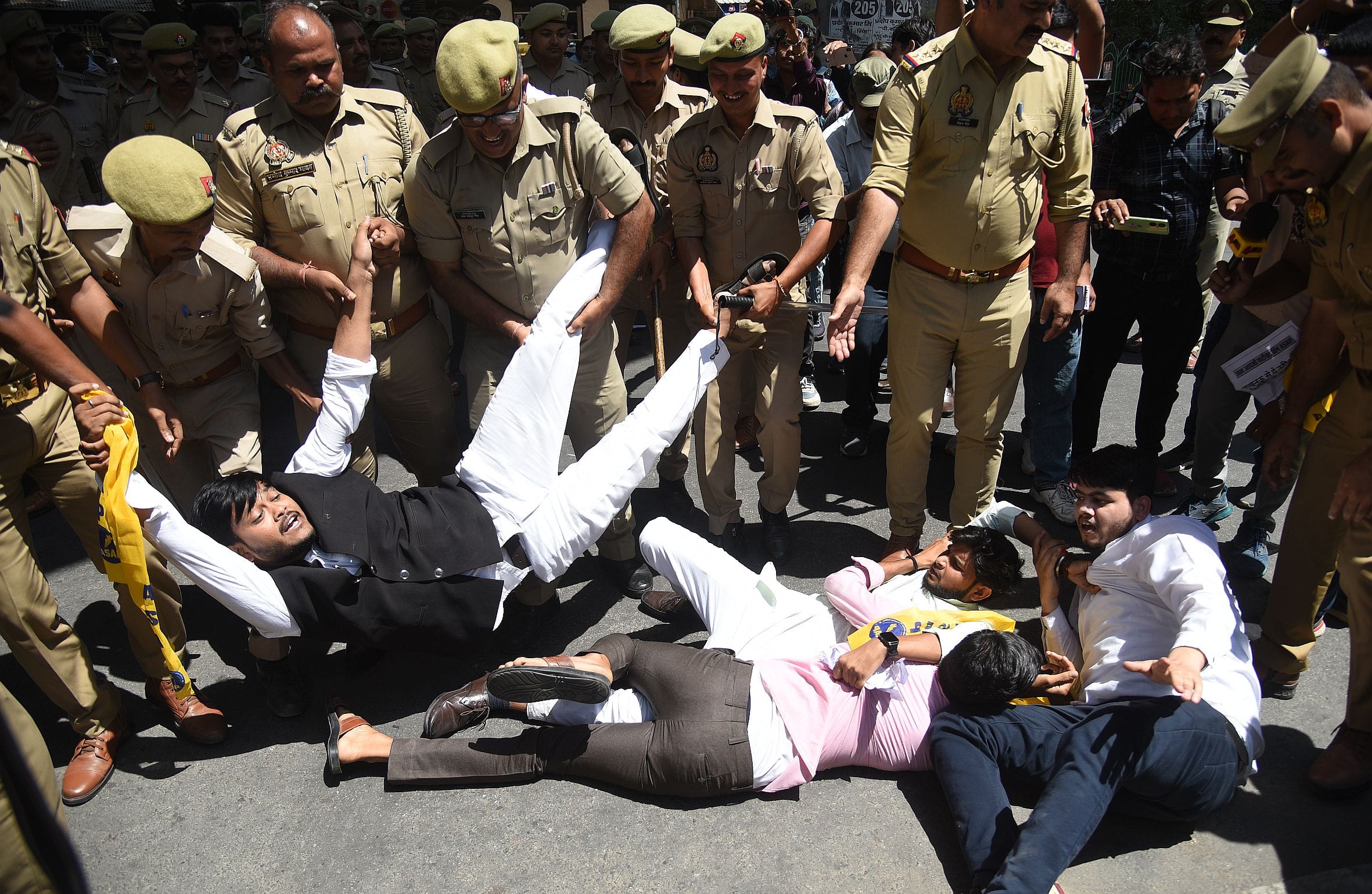 निजी स्कूलों के खिलाफ आप का प्रदर्शन