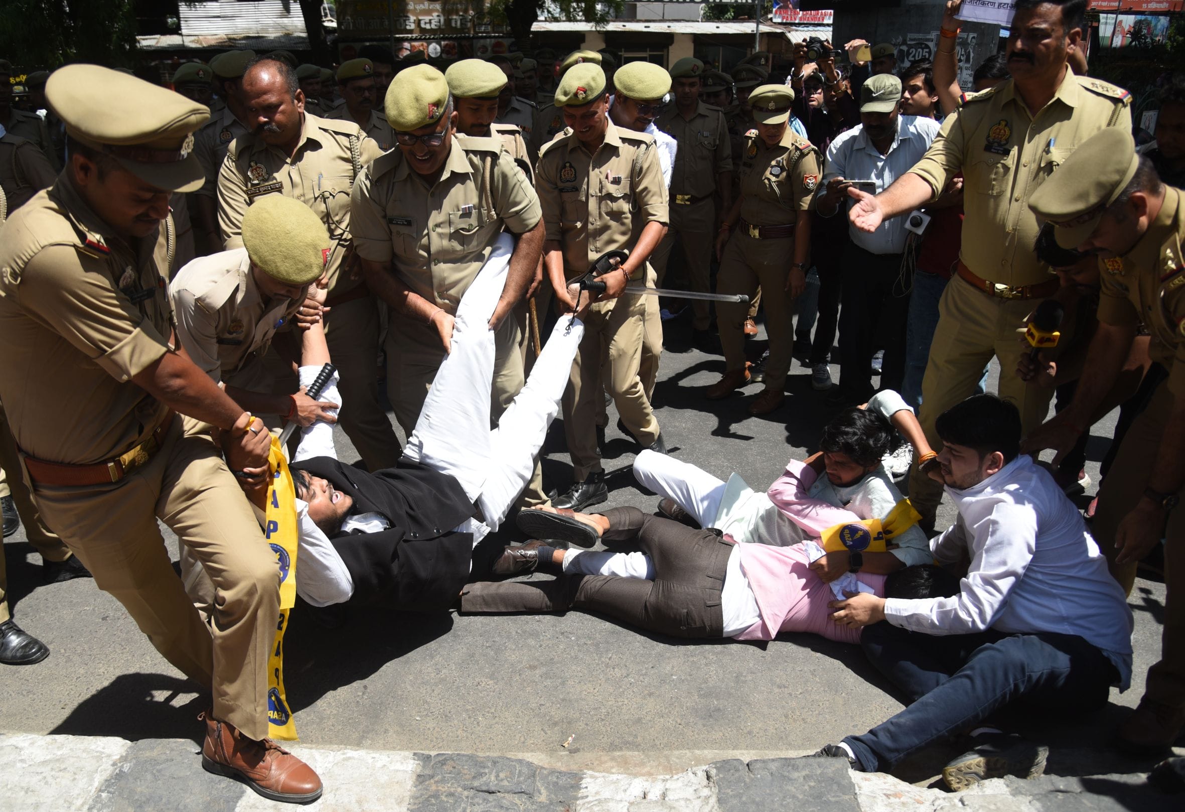 निजी स्कूलों के खिलाफ आप का प्रदर्शन