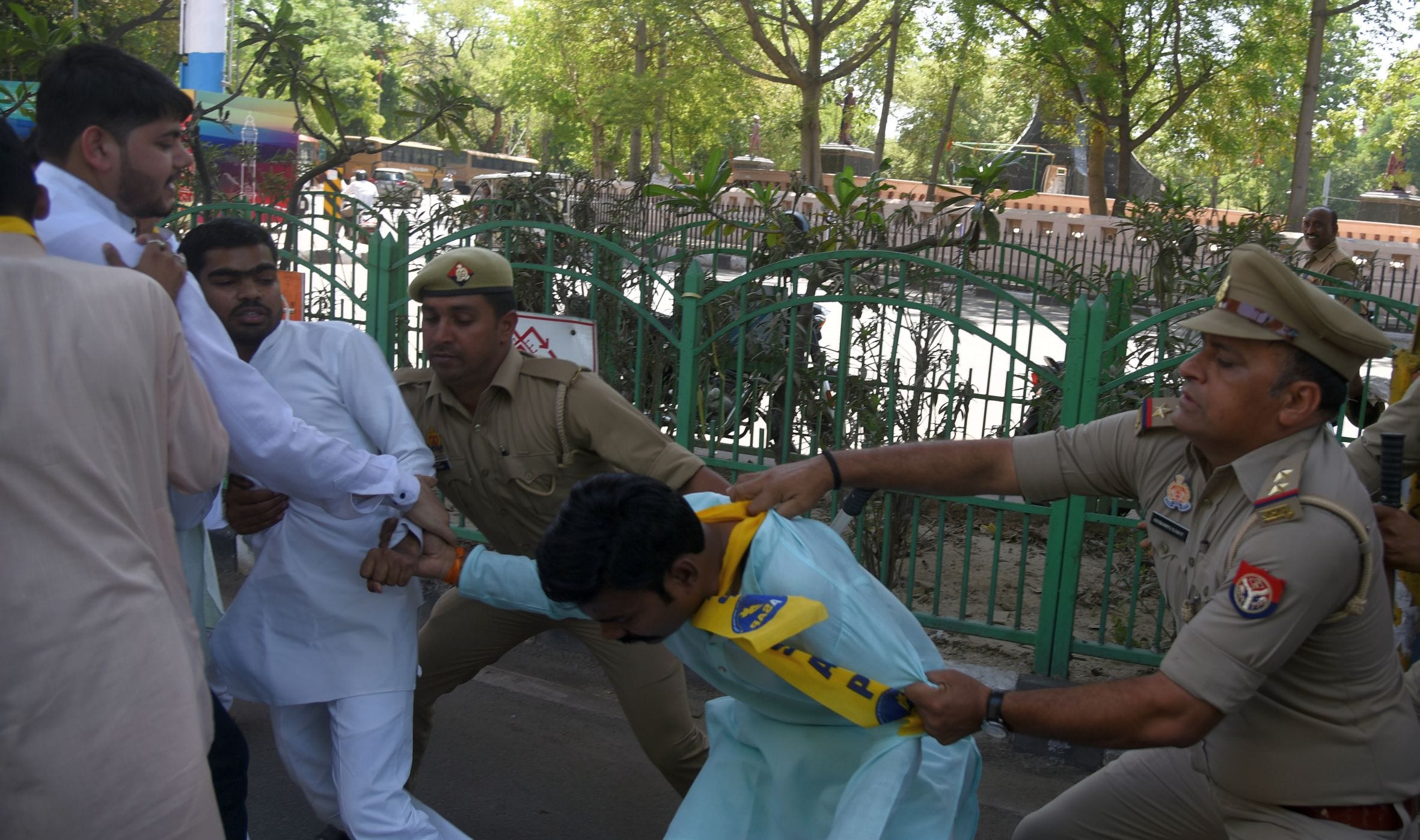 निजी स्कूलों के खिलाफ आप का प्रदर्शन