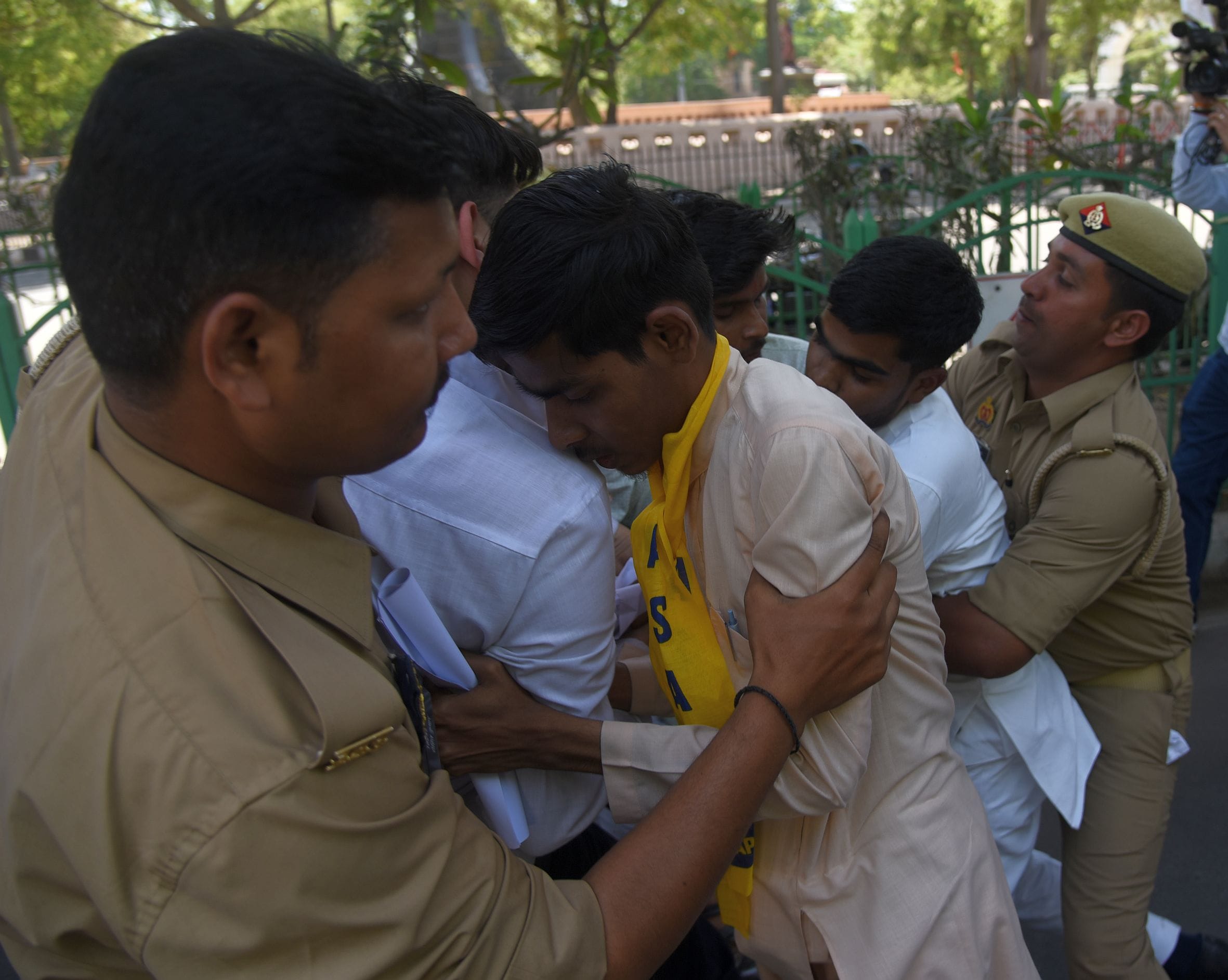निजी स्कूलों के खिलाफ आप का प्रदर्शन
