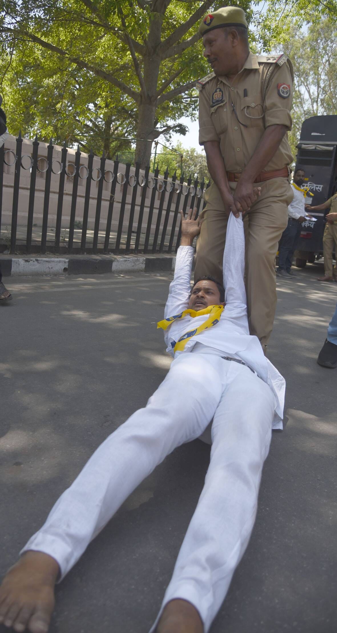 निजी स्कूलों के खिलाफ आप का प्रदर्शन
