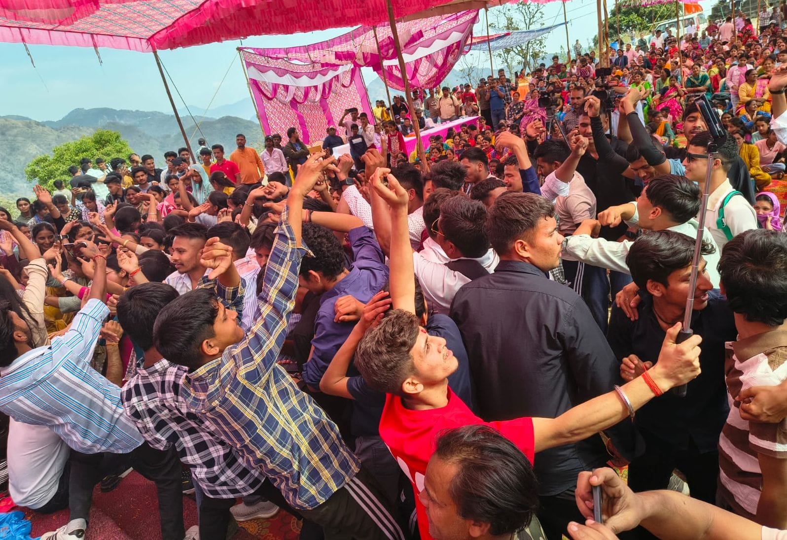 नैनीडांडा ब्लॉक के अंतर्गत हल्दूखाल में आयोजित बूंगी महोत्सव में भजनों की प्रस्तुति देते लोक ग