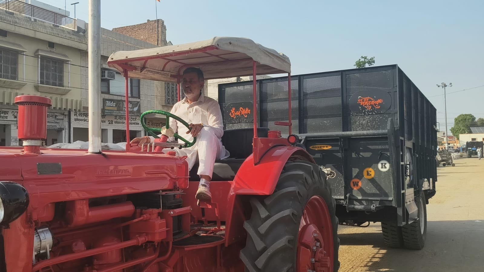 पिहोवा। अनाजमंडी में गेहूं की फसल लेकर पहुंचे कृषि एवं पशुपालन मंत्री श्याम सिंह राणा के पुत्र 