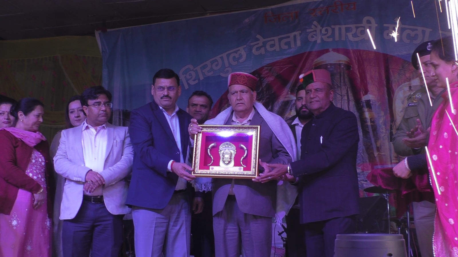राजगढ़ में बैसाखी मेले की अंतिम सांस्कृतिक संध्या में मौजूद मुख्यातिथि विस अध्यक्ष कुलदीप सि राजगढ़ में बैसाखी मेले की अंतिम सांस्कृतिक संध्या में मौजूद मुख्यातिथि विस अध्यक्ष कुलदीप सि