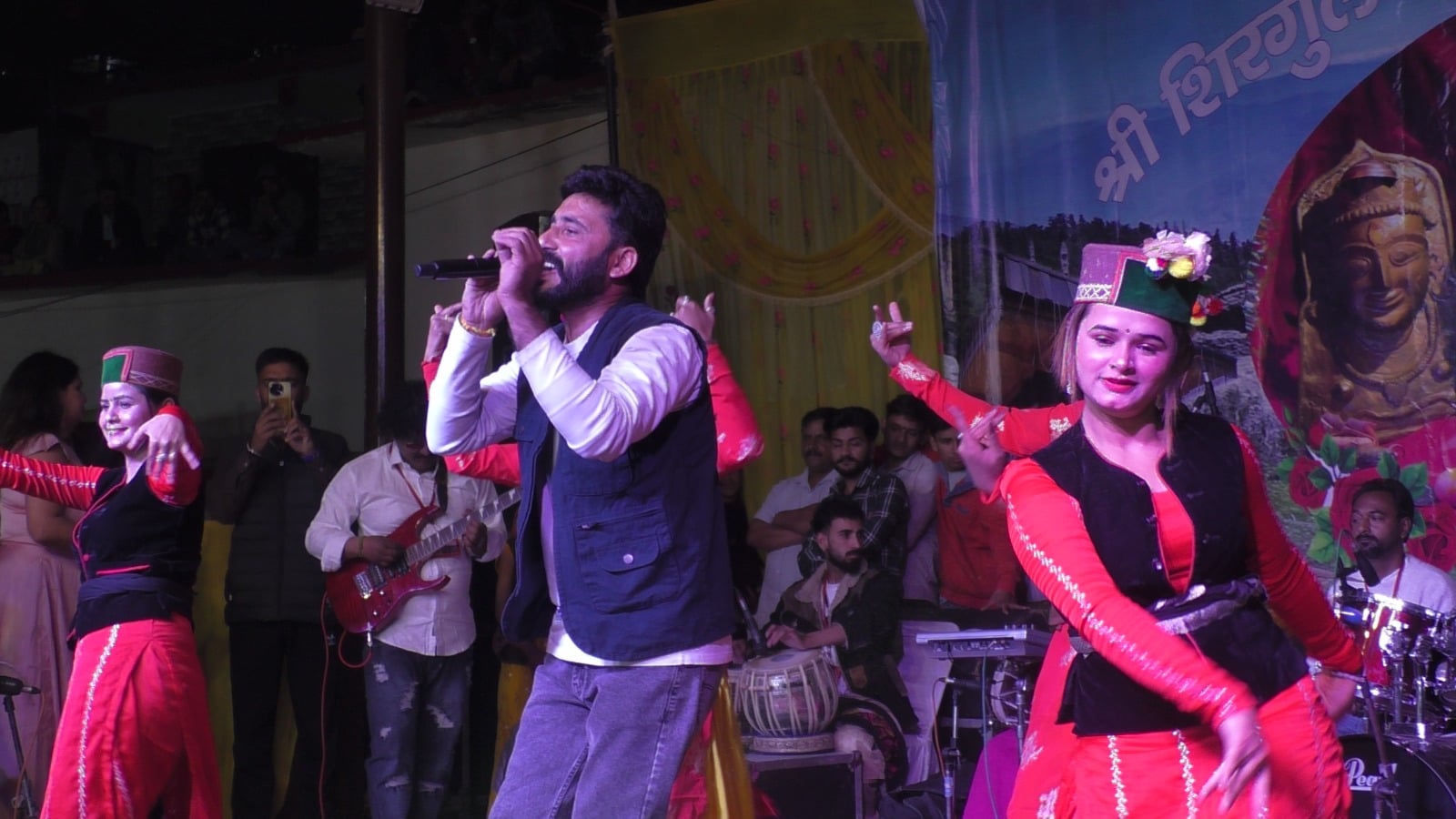 राजगढ़ में बैसाखी मेले की अंतिम सांस्कृतिक संध्या में मौजूद मुख्यातिथि विस अध्यक्ष कुलदीप सि राजगढ़ में बैसाखी मेले की अंतिम सांस्कृतिक संध्या में मौजूद मुख्यातिथि विस अध्यक्ष कुलदीप सि