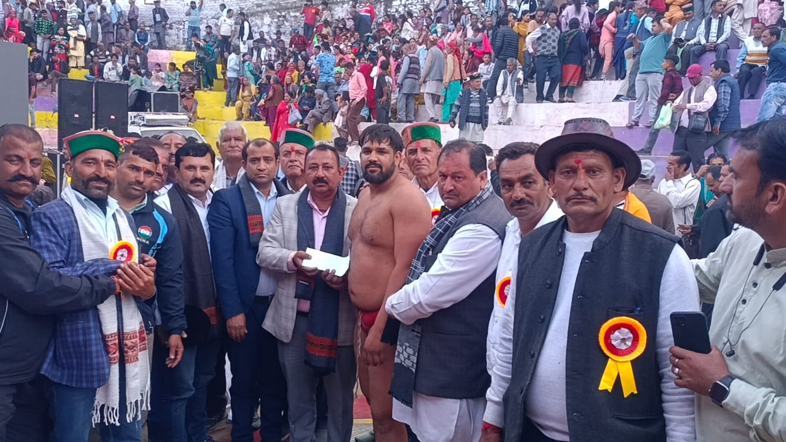 राजगढ़ में बैसाखी मेले की अंतिम सांस्कृतिक संध्या में मौजूद मुख्यातिथि विस अध्यक्ष कुलदीप सि राजगढ़ में बैसाखी मेले की अंतिम सांस्कृतिक संध्या में मौजूद मुख्यातिथि विस अध्यक्ष कुलदीप सि